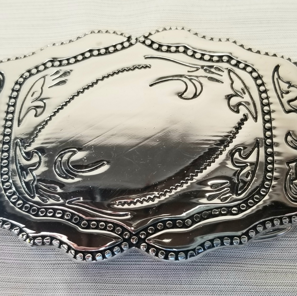 Silver and black metal etched belt buckle - Picture 5 of 5